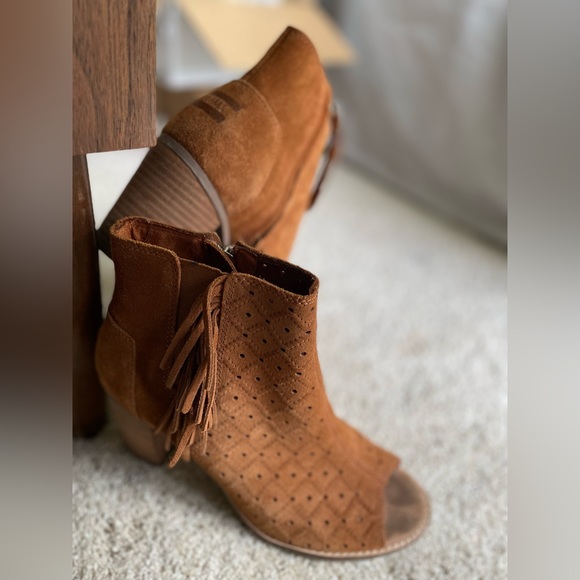 TOMS Majorca chestnut brown suede perforated peep-toe ankle boots with fringe - Picture 4 of 9